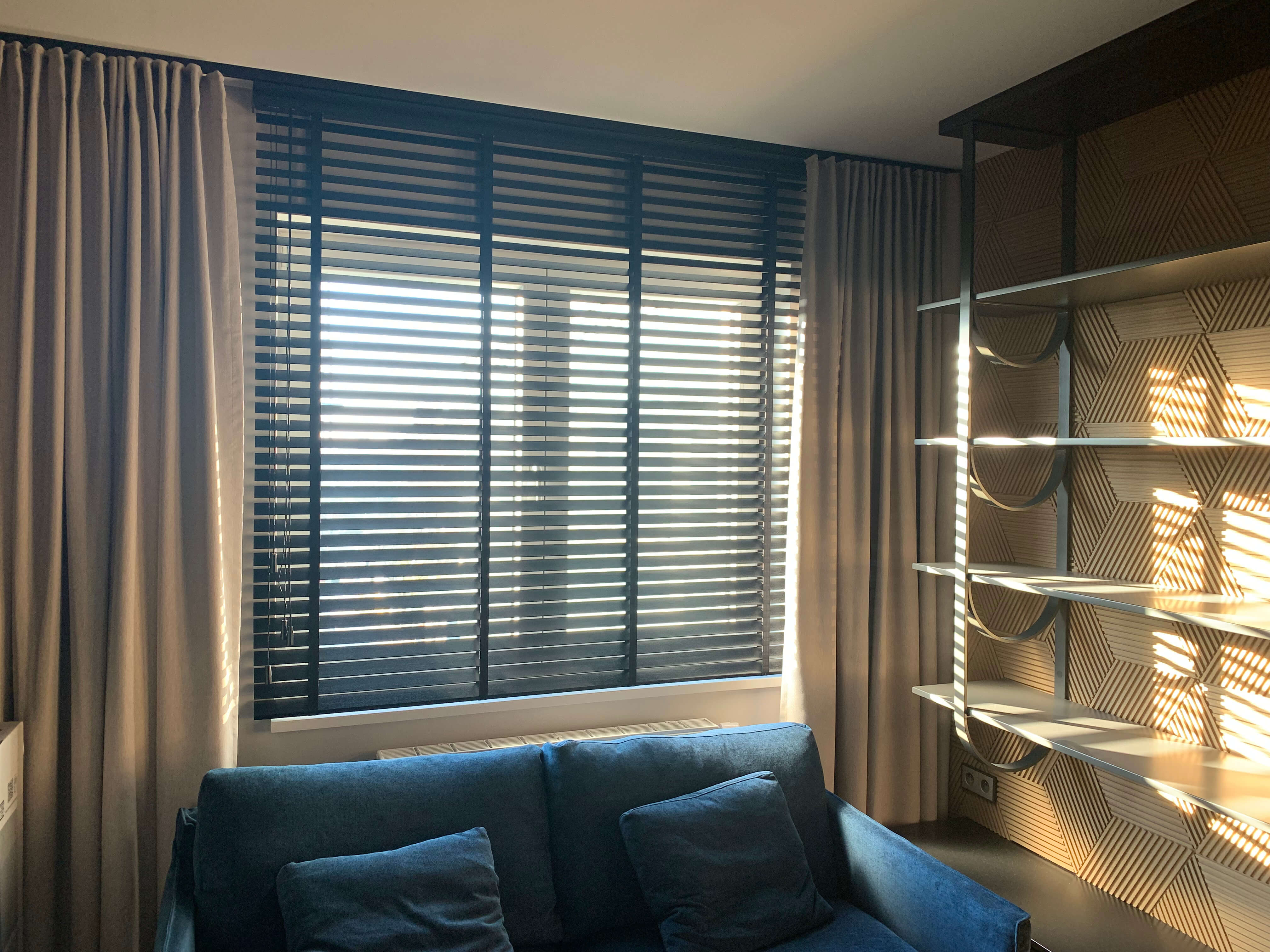 Jasna kuchnia z żaluzjami