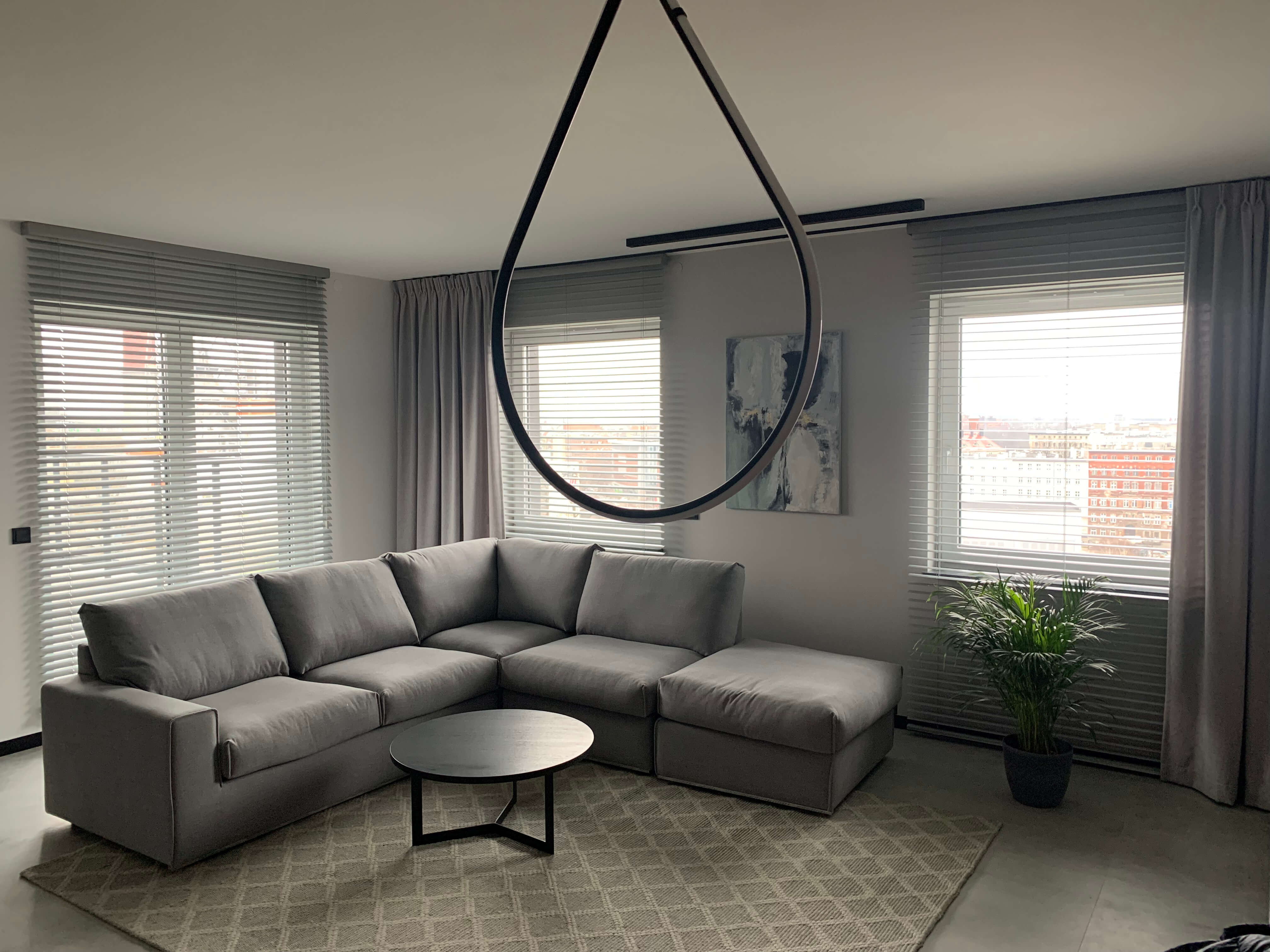 Eleganckie wnętrze z żaluzjami